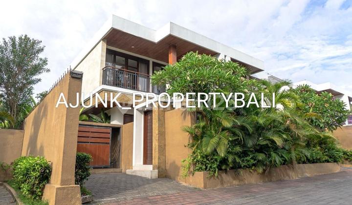 Tropical Style Villa with One Gate System and 24-Hour Security, Nusa Dua