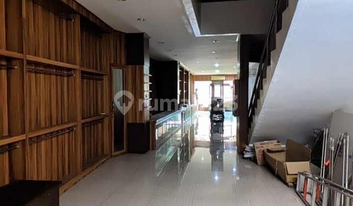 Shop House in Pasar Lama, Cheapest Price, Facing the Road, Suitable for Business and Office, Pasar Lama Tangerang