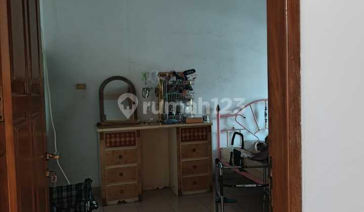 2.5 Story House Needs Renovation