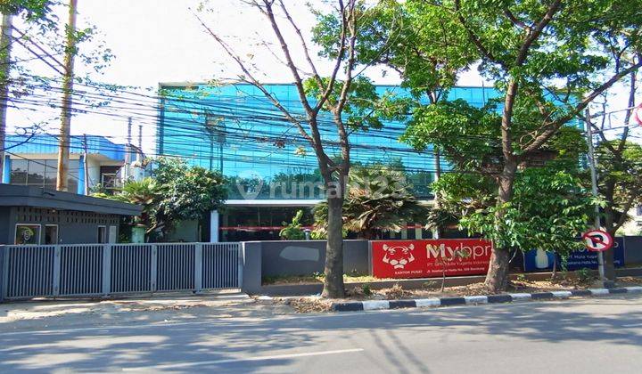 GEDUNG KANTOR STRATEGIS DI JALAN SOEKARNO HATTA CIJAGRA 1