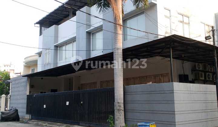 Turun Harga! Rumah Mewah 3 Lantai di Kartini Jakarta Pusat 2