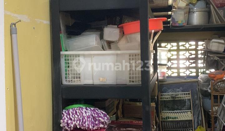 Rumah Indah di Surya Inti Permata, Juanda, Sidoarjo, Siap Huni Luas Tanah: 125 M2 (10 X 12,5 M) Luas Tanah: 120 M2 Spesifikasi: Bangunan Lengkap Hak Milik 3 Kamar Tidur 1 Kamar Mandi 1 Dapur Bersih 1 Dapur Kotor 1 Ruang Serbaguna Lantai Granit Penuh Listr 2