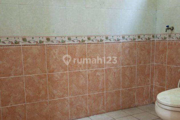 kamar mandi rumah bagus minimalis lingkungan aman
