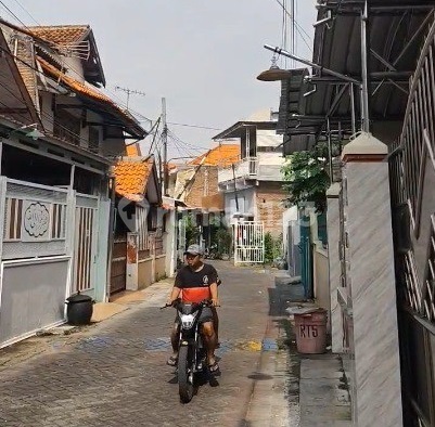 House in Bronggalan Surabaya, Cheap, Strategic Location, Needs Renovation. 2
