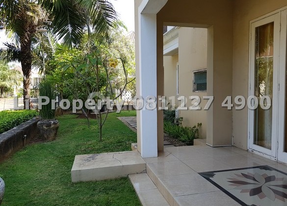 Marina's house, near the Airport, BINUS University campus and the Harbor, Semarang Marina's house, near the Airport, BINUS University campus and the Harbor, Semarang