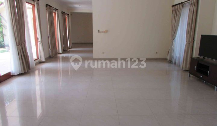 Townhouse 4 Bedrooms with Backyard and Pool in Pejaten 2