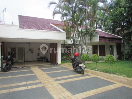 Disewakan Rumah di Kemang Dalam dengan Kolam Renang dan Taman 2