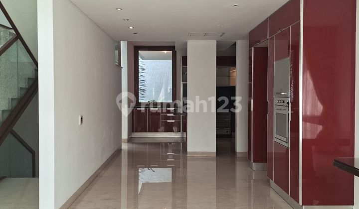 Disewakan Rumah Modern dengan Kolam Renang di Pondok Indah 2