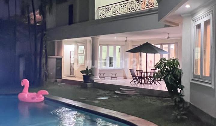 Disewakan Rumah 2 Lantai dengan Kolam Renang di Kemang