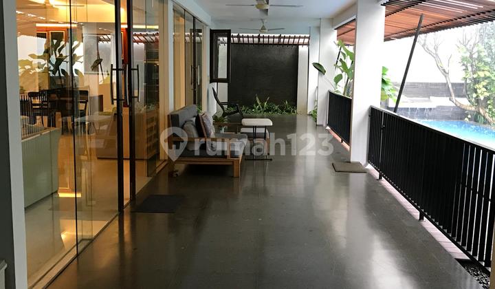 Disewakan Rumah dengan Taman dan Kolam Renang di Permata Hijau Disewakan Rumah dengan Taman dan Kolam Renang di Permata Hijau