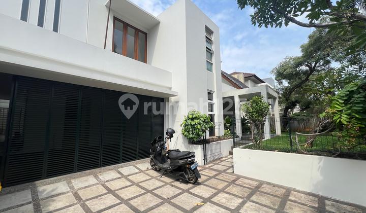 Disewakan Rumah dengan Taman dan Kolam Renang di Permata Hijau