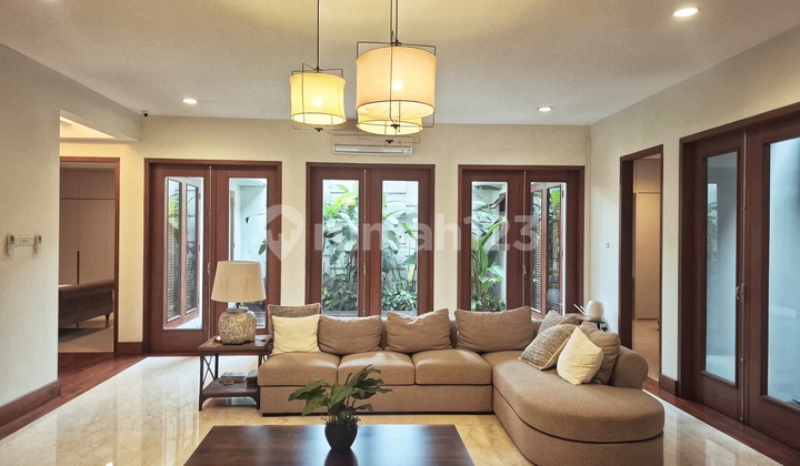 For Sale ! Rumah Tropical Fully Furnished dengan Area Parkir Luas