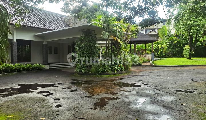 For Sale ! Rumah Tropical Fully Furnished dengan Area Parkir Luas 2