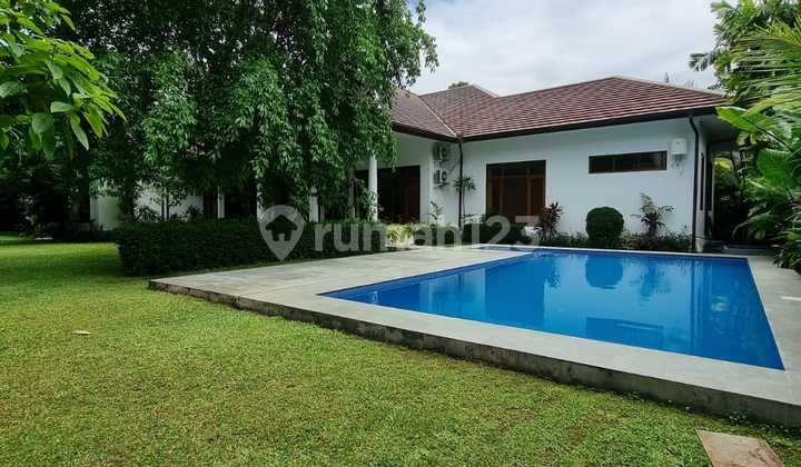 Beautiful House With Garden & Pool In Kemang