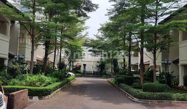 Disewakan Rumah Dalam Compound Dengan Taman Dan Kolam Renang 2