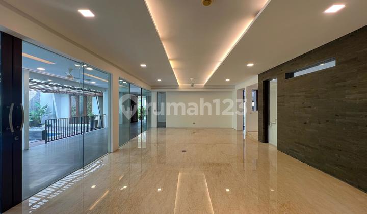 Disewakan Rumah dengan Taman dan Kolam Renang di Permata Hijau 2