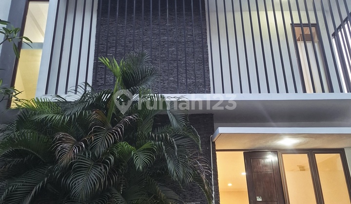 Minimalist House with Swimming Pool in Townhouse 2