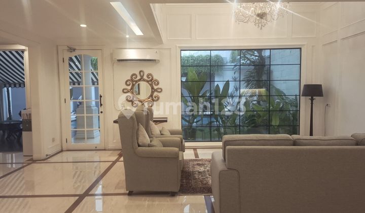 Disewakan Rumah Modern dan Nyaman Fully Furnished dengan Kolam Renang di Pondok Indah