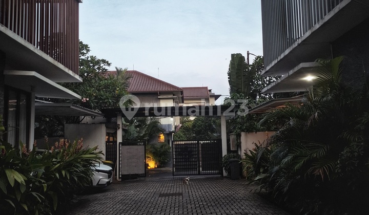 Rumah Minimalis dengan Kolam Renang Dalam Townhouse Rumah Minimalis dengan Kolam Renang Dalam Townhouse