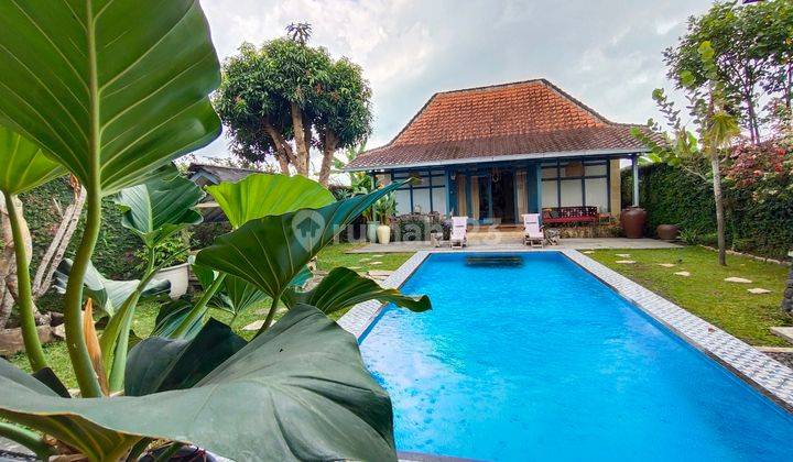 Villa Dijual Kolam Renang Klasik Dekat Kota  2