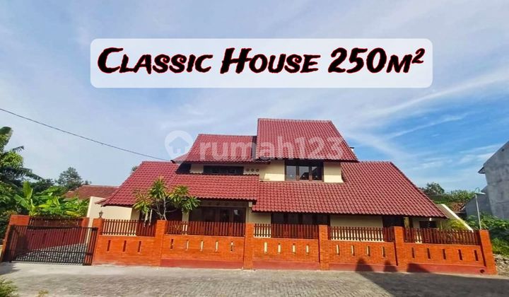 Classic House with Extensive Land Near Maguwo Stadium