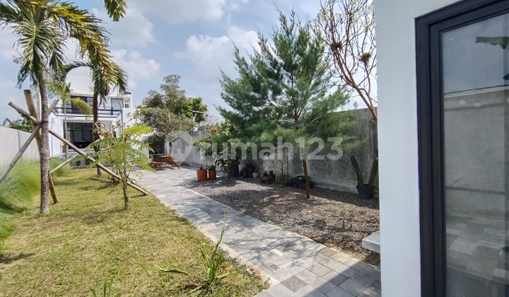 Luxury House Near the City with Rice Field Views in Godean