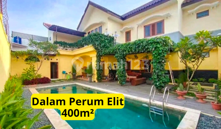 Swimming Pool House in Gito Gati Housing