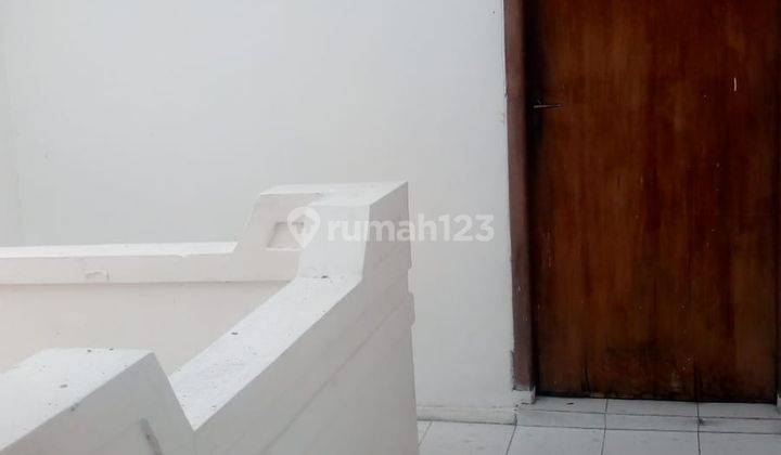 Dijual Cepat Rumah Bangunan 2 Lantai Lokasi Di Gayungsari Kt 2