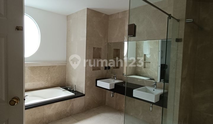 Disewakan Rumah American Style, Kolam Renang dan Asri di Kemang 2