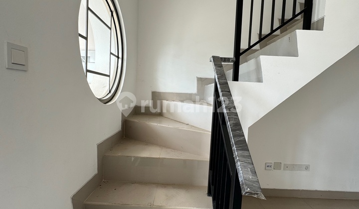 Disewakan Rumah Siap Huni Pik 2, Uk 4,5x10, 3 Lantai, Super Murah 2