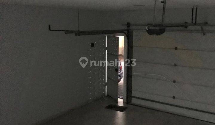 garasi/carport rumah di maple town house