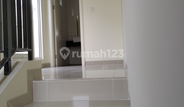 Disewakan Rumah Tinggal 2 Lantai posisi HOEK di Jl Thompson Raya No. 52 Gading Serpong Lokasi Strategis Paling Murah BOOK NOW !! 2