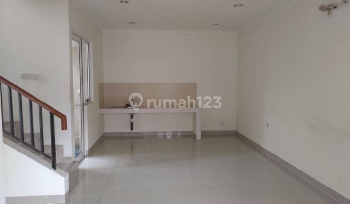 Sewa rumah kontrakan bagus di Gading Serpong Cluster Thomson 2 KT Hoek depan kolam renang !