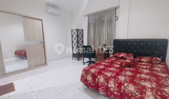 Griya Asri Boarding House, Ensuite Bathroom, Large Size, Has Windows, Walking Distance to Main Road & Trisakti University. Griya Asri Boarding House, Ensuite Bathroom, Large Size, Has Windows, Walking Distance to Main Road & Trisakti University.