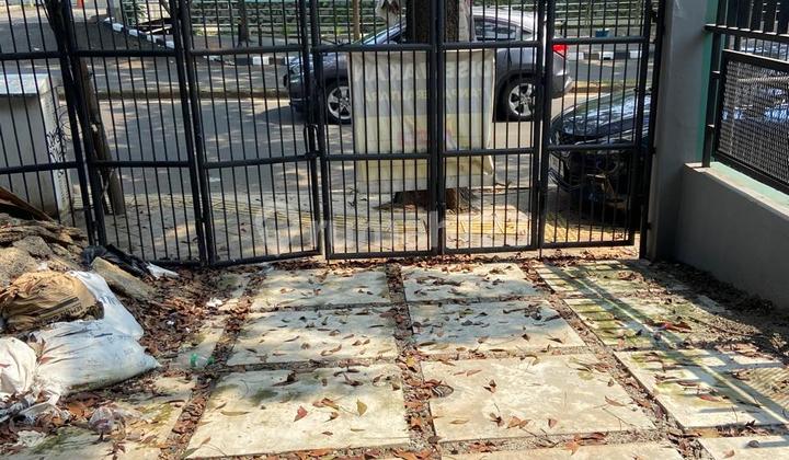 Disewakan Rumah Pinggir Jl. Raya Kencana Loka Bsd City Dkt Sekolah St. ******** 2