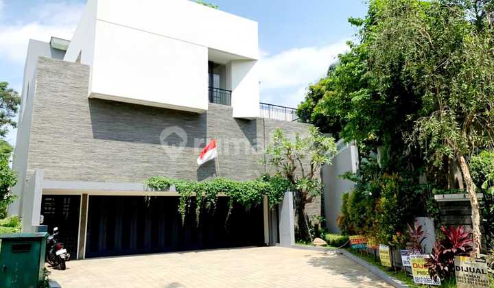 Rumah di Bukit Golf BSD City, Mewah Modern 3Lantai, Ada Swimming Pool