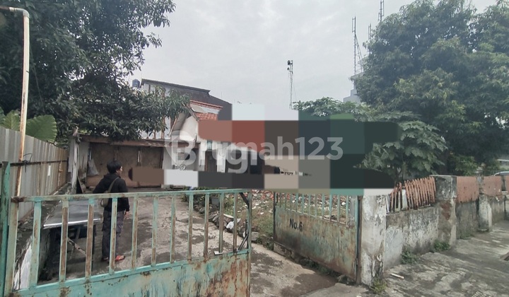 *For Sale & Rent. Old House Land Measurement on Grogol Street Side, West Jakarta. Suitable for Opening a Food Business, Building Boarding Houses, Cafe, and Others.* (Code Rmrg) 2