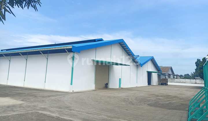 For Sale & Rent Warehouse Land Area 11,200M2 (1.12Ha) With Building Area 6000M2 in Curug, Tangerang..*(Code Rmrg 2895)Land Width ******** Gate 12 M. Facilities. Security Post. Bathroom. Bedroom. Office Building. 9 X 12 M Prayer Room. Meeting Room. Rest Area.