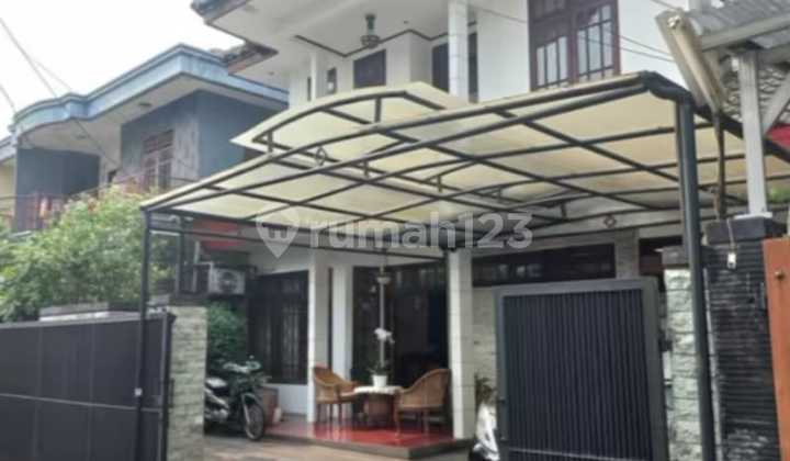 House with SHM in Kebayoran Baru Needs Minor Renovations