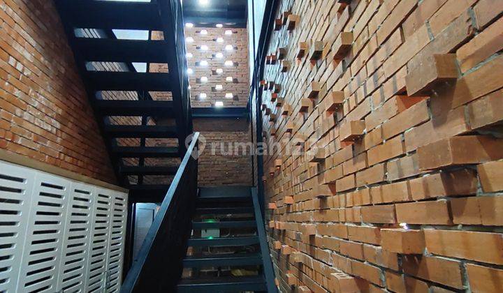 Rumah Hook Ber Nuansa Industrial Siap Huni 2