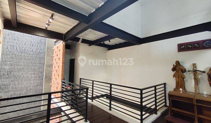 Rumah Hook Ber Nuansa Industrial Siap Huni 2