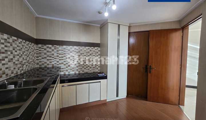 Apartemen 3Br Dijual Wesling Kedoya Semi Furnished - Luas 101M2