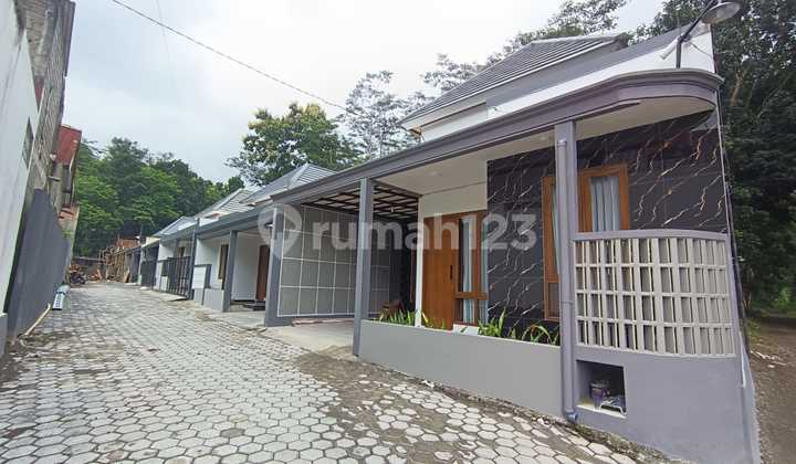 Dream House Beautiful Design Bonus Furnished - East of Jangkang Market Sleman 2
