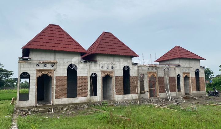 Javanese Ethnic Nuance House in Prambanan - Exposed Brick & Gebyok Door, Only 3 Units Left in Stock! Javanese Ethnic Nuance House in Prambanan - Exposed Brick & Gebyok Door, Only 3 Units Left in Stock!