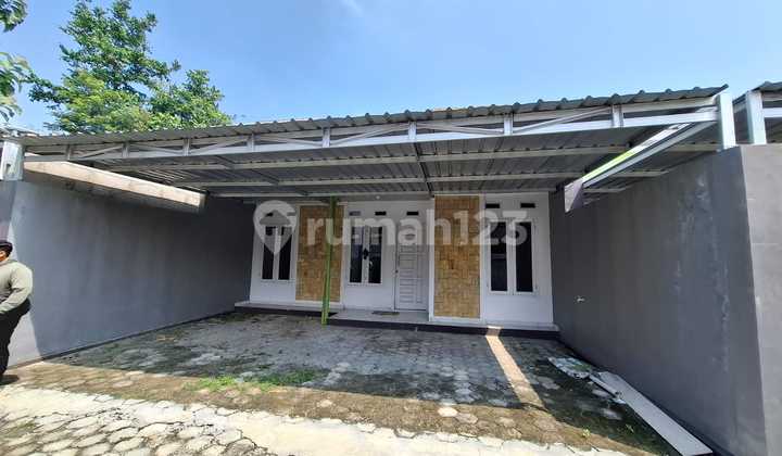 Modern Dream Home with Bonus Canopy Near Jl Raya Seyegan-Godean, Price 625 Million Negotiable!