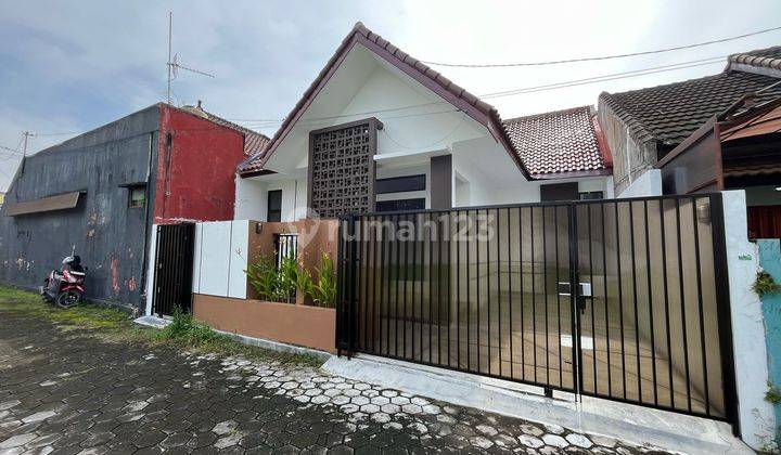 DI JUAL CEPAT RUMAH SIAP HUNI DI BARAT STADION MAGUWOHARJO 1