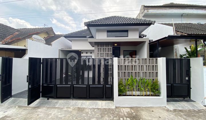 Smart Investment 700 Million! Luxury House Near Unriyo Campus, UPN & Ambarukmo Plaza Mall