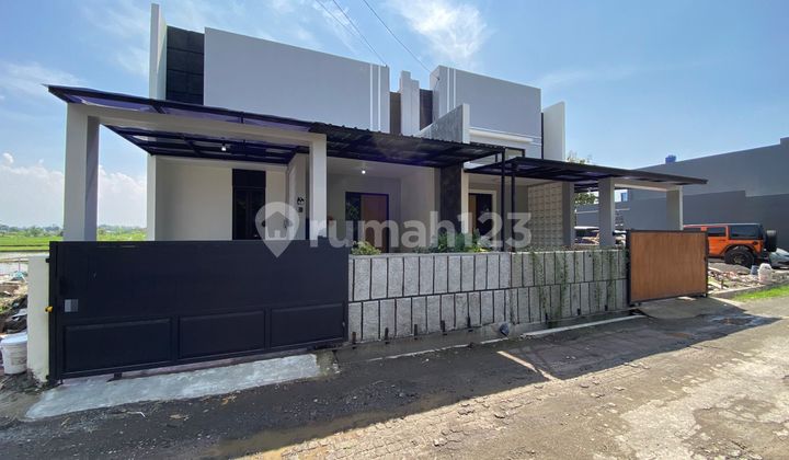 Contemporary House with Indoor Garden Concept in Sleman - Perfect for Millennials & Homestay Potential! Contemporary House with Indoor Garden Concept in Sleman - Perfect for Millennials & Homestay Potential!