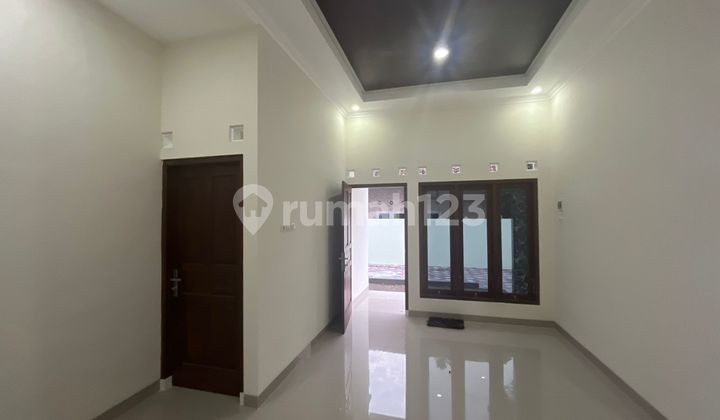 Rumah Cantik Hadap Selatan, Cahaya Matahari Masuk Sepanjang Hari, Cuma 5 Menit ke Pasar Cebongan, Hidup Jadi Lebih Praktis. 2