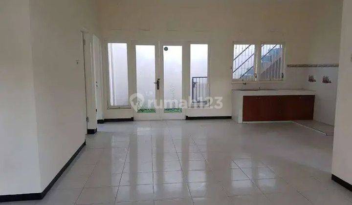 di Jual Rumah Hoek Siap Huni di Taman Pondok Indah 2